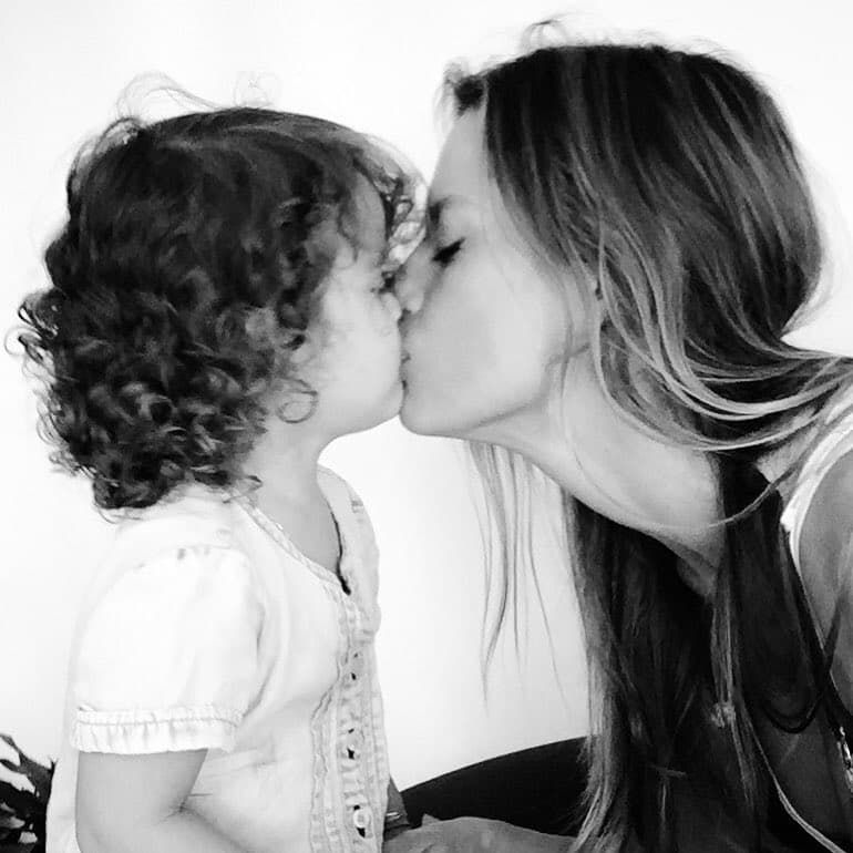 ¡Cute! Lola Ponce es la mami más dulce.