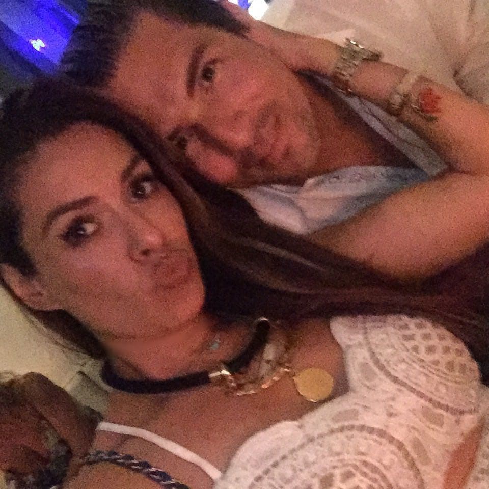 Galilea Montijo no podría estar más enamorada. Así posó junto a su esposo desde Mykonos.