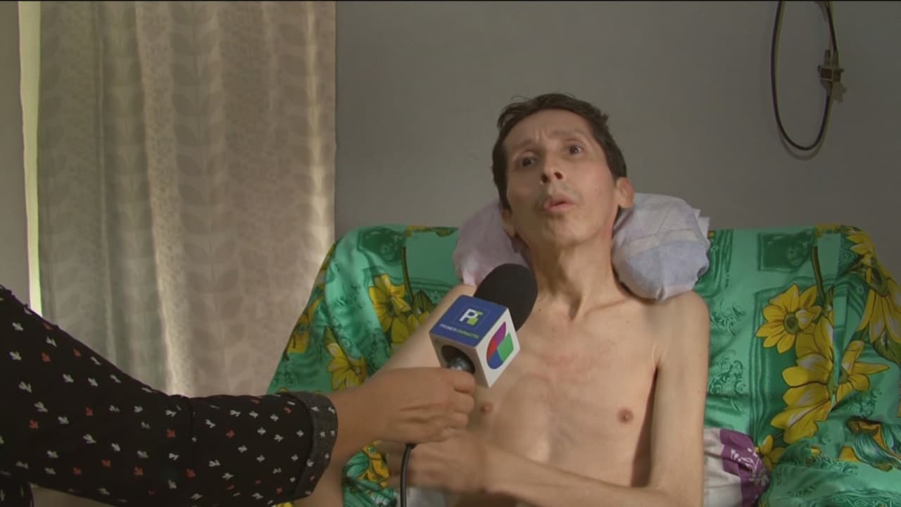 Misael Mejía, de 36 años, no se puede mover porque padece una variedad de artritis que afecta los huesos y articulaciones. "Solo puedo estar de pie máximo 10 minutos o menos porque no aguanto el dolor", dice. 
<b><a href="https://www.univision.com/shows/primer-impacto/ayuda-de-impacto-este-hombre-sufre-de-una-enfermedad-cronica-que-le-impide-moverse-honduras" target="_blank">Clic aquí para conocer cómo ayudarlo</a>. </b>