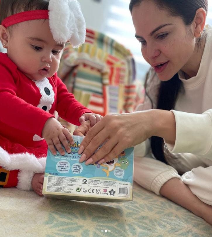 En varias de ellas aparece la intérprete de 'Ram pam pam' abriendo los regalos con su primogénita.