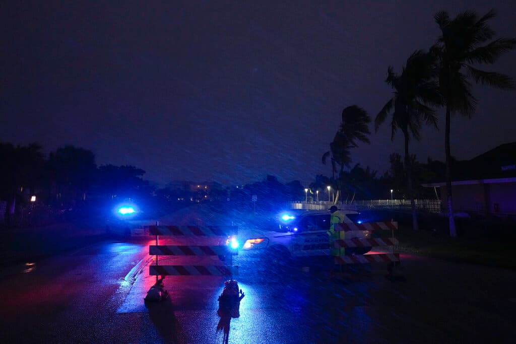 La policía bloqueó el bulevar MacArthur en la isla Hutchinson mientras las condiciones se deterioraban a medida que avanzaba el huracán Nicole.