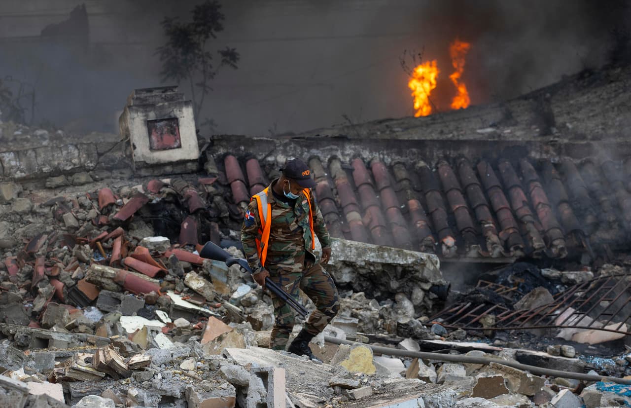 Un integrante del ejército dominicano camina sobre los escombros de uno de los locales afectados por una explosión hoy, en San Cristóbal (República Dominicana) el lunes 14 de agosto de 2023.