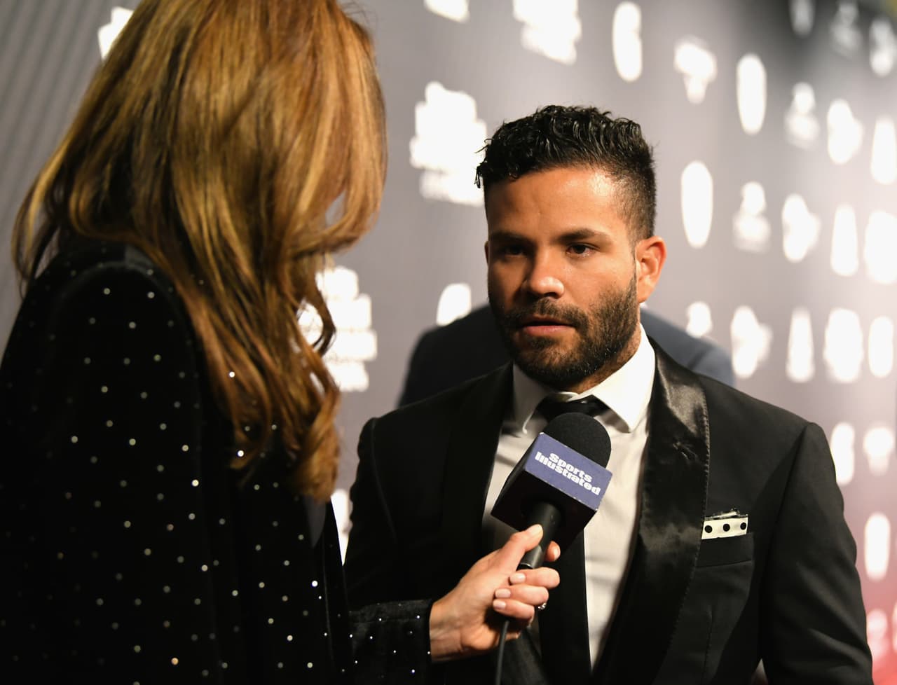 El venezolano
<b>José Altuve</b>, de 27 años, ha sido una revolución deportiva este año. En noviembre, este jugador de béisbol condujo a los Astros de Houston a su primer título de Serie Mundial y, poco después, fue
<a href="https://www.univision.com/deportes/jose-altuve-fue-elegido-como-mvp-de-la-liga-americana">designado como 'Jugador más valioso'</a>, la primera vez en más de dos décadas que un jugador del equipo obtiene tal honor. Altuve se crio en Venezuela y considera Houston su segundo hogar. En sus inicios en el equipo, los Astros pasaban una mala época, pero él se mantuvo en Houston. Suelen comentar lo bajito que es por ser deportista, pero él rebate sus 1.67 metros de altura: “Apenas cruzo la línea blanca, siento que soy tan alto como cualquiera”, dijo. Un jurado reunido por la agencia AP también lo nombró deportista del año 2017.