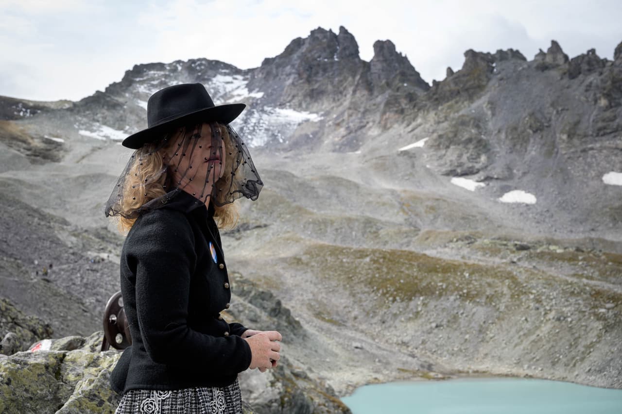 Alrededor de 250 personas participaron el pasado domingo en un funeral simbólico por la desaparición de un glaciar en el noreste de Suiza, el Pizol, en medio de la creciente alarma mundial sobre el cambio climático. Este acto ocurrió justo en el momento que el tema del calentamiento global era tratado en la Asamblea General de las Naciones Unidas en Nueva York.