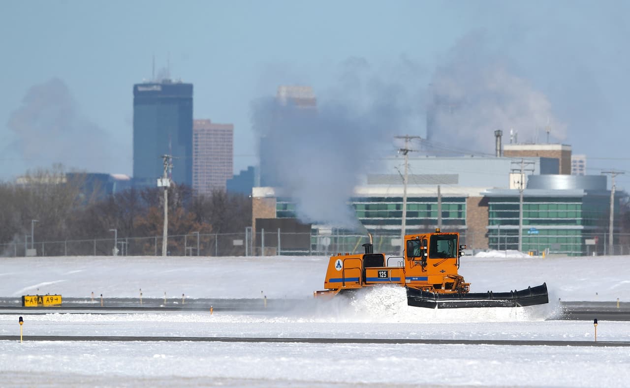 Los quitanieves mantienen abiertas las pistas del Aeropuerto Internacional St. Paul en Minneapolis, Minnesota. El frío hizo que se rompiera una vía en el sistema de tren ligero de esa ciudad, lo que obligó a los trenes a compartir la vía restante durante algunas horas.