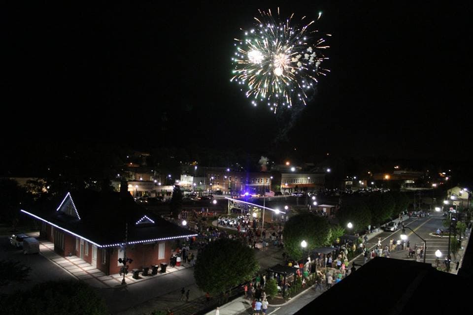 <b><a href="http://www.sanfordstreetfest.com/?utm_source=www.visitnc.com&utm_medium=referral&utm_campaign=downstream" target="_blank">DOWNTOWN STREETFEST AND FIREWORKS (9 DE OCTUBRE)</a></b>: Disfruta de la música, el entretenimiento, la comida, los juegos, el arte y más en StreetFest. Este festival anual llena las calles del centro de Sanford con una feria de artesanías, dos escenarios y un rodeo de camiones de comida con más de 12 camiones.