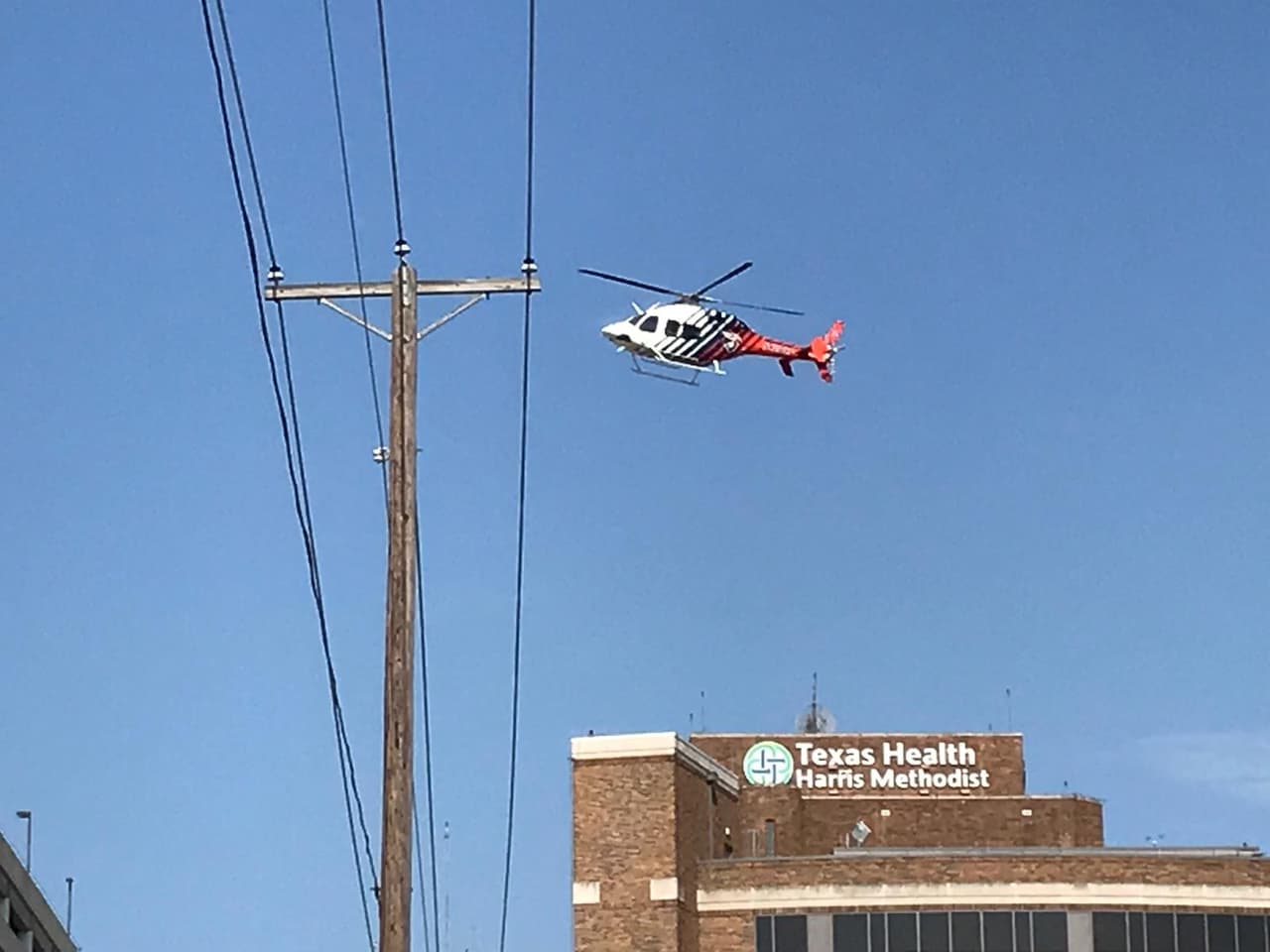 Un helicóptero sobrevoló el área simulando una escena real de emergencia.