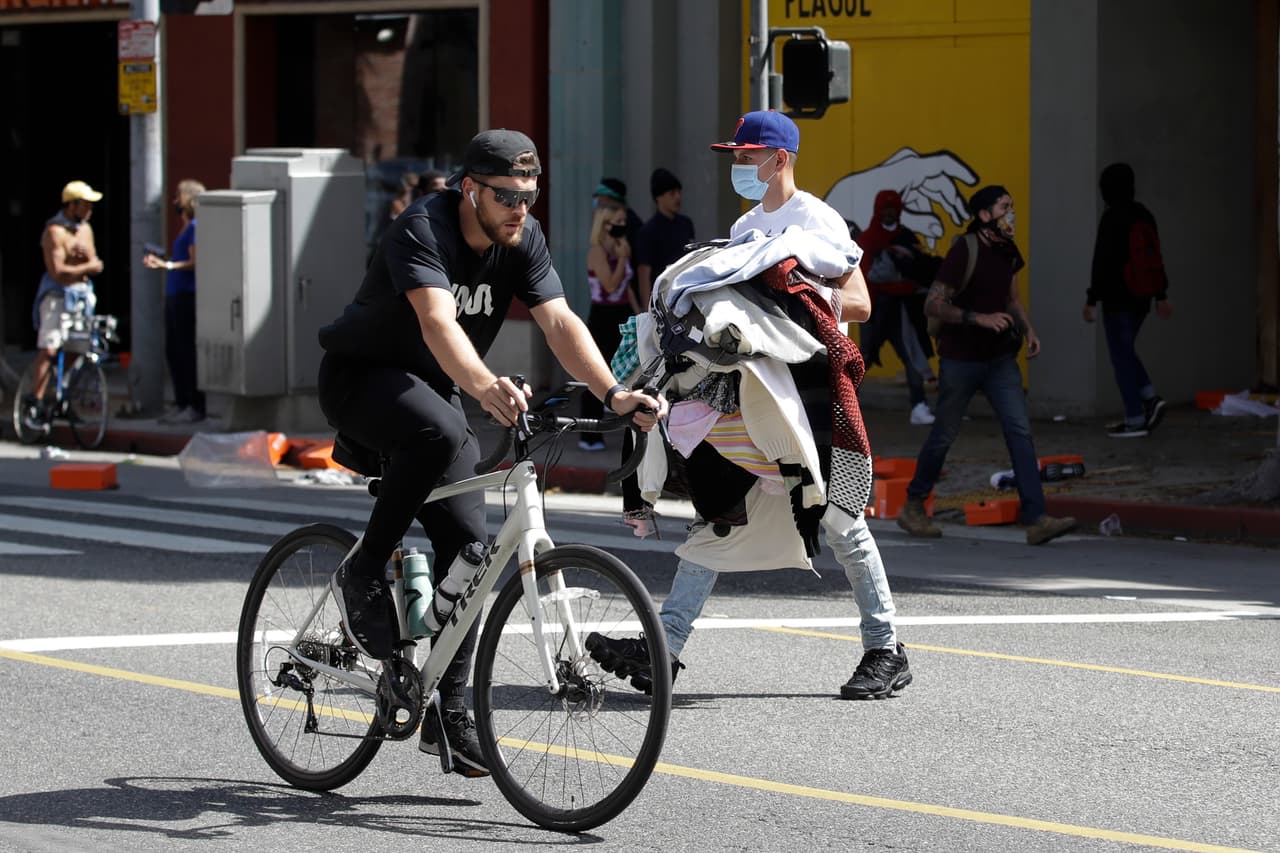 "Esto no es justicia", dijo una de las afectadas, tras ver cómo destruían su negocio en nombre de la memoria de George Floyd.