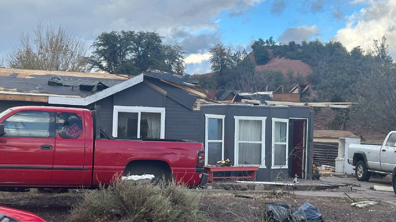 El fenómeno tocó tierra aproximadamente a las 9:39 a.m. con una trayectoria de 1.4 millas y vientos máximos oscilando entre 95 y 105 mph.
