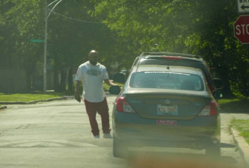 Un pandillero de la Black Disciples fue fotografiado por el FBI durante su investigación centrada en la venta de narcóticos y armas de fuego en el sur de Chicago, Illinois.