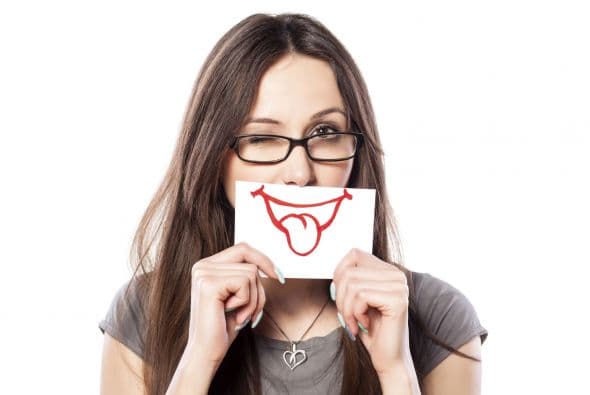 El humor es tu aliado. Date permiso para reír, especialmente en los momentos difíciles. Cuando encuentras humor en lo cotidiano, el estrés se reduce.