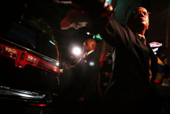 Familiares despidieron a Eric Garner, el hombre que murió bajo custodia de la policía en Staten Island. La agencia municipal que investiga las acusaciones de abusos por parte de la Policía anunció que está estudiando miles de quejas que ha recibido en los últimos años por el uso de técnicas de asfixia para la inmovilización de sospechosos.