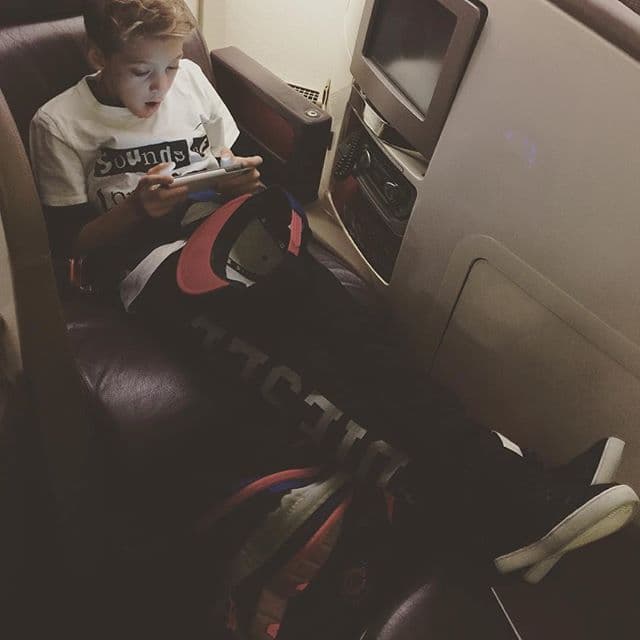 Aquí el pequeño Christopher en el avión.