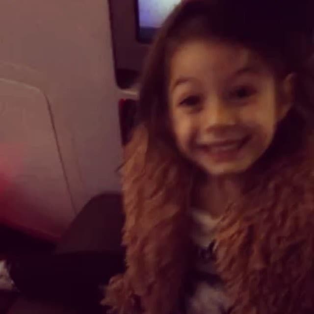 La hermosa Kailey le mandó un videíto a su papi en el que le informó que ya volaba hacia Sudáfrica con el cinturón de seguridad bien puesto.