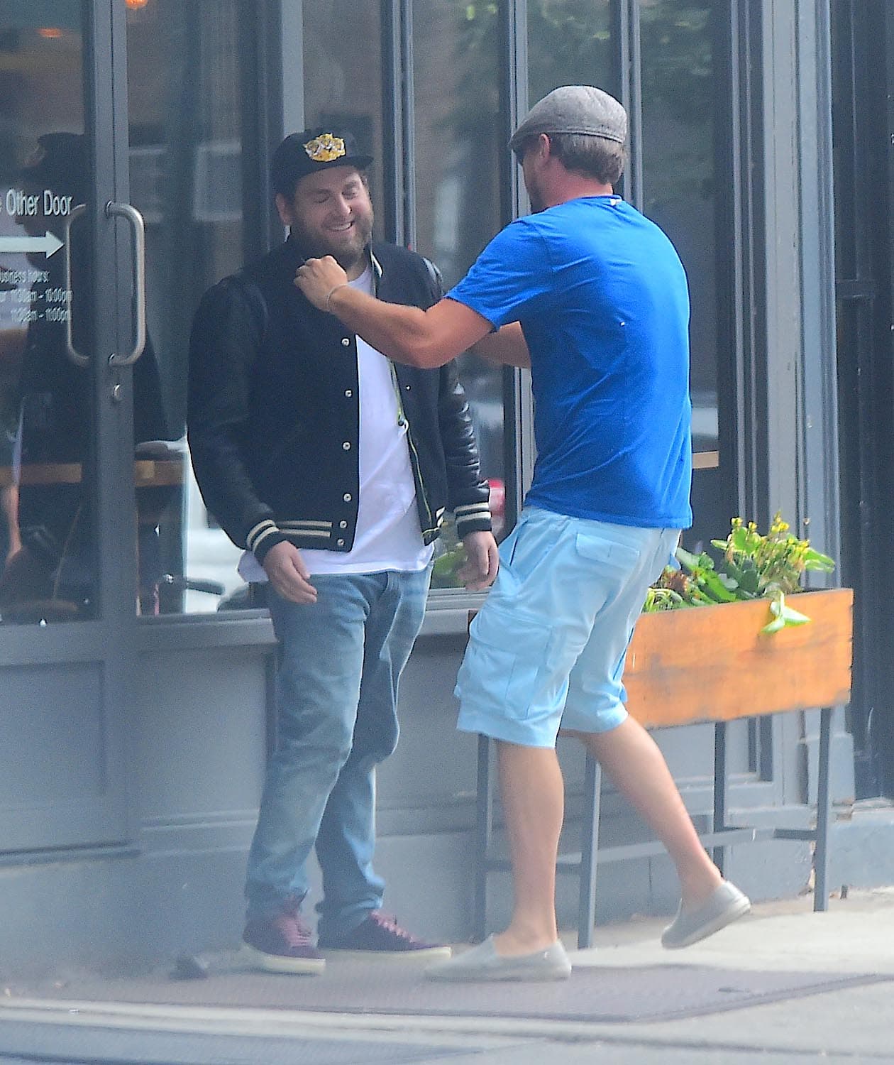 Leo moría de risa. Guardó su teléfono y se dispuso a abrazar a su amigo.