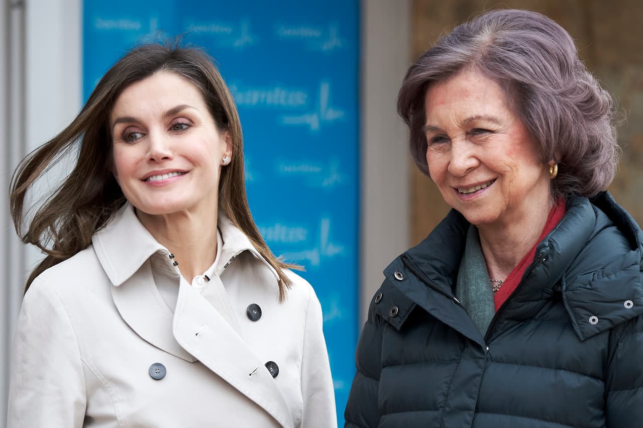 A mediodía del sábado 7 de abril, 6 días después del controversial rifirrafe que protagonizaron después de la misa de Pascua en Palma de Mallorca, la reina Letizia y su suegra, doña Sofía, tuvieron su primera reaparición pública, muy sonrientes, en Madrid.