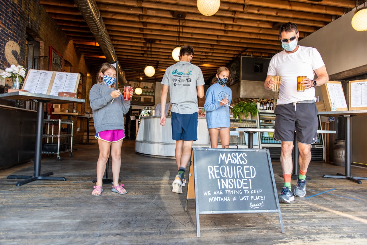 <b>Montana y Wyoming | Índice de recuperación: 90%</b>. Un restaurante que exige el uso de mascarillas en Livingston, Montana, a principios de julio. El estudio concluye que este es uno de los momentos más baratos de la historia para adquirir una hipoteca. La tasa de interés para un préstamo a 30 años alcanzó su punto más bajo el 6 de agosto (2.88%).