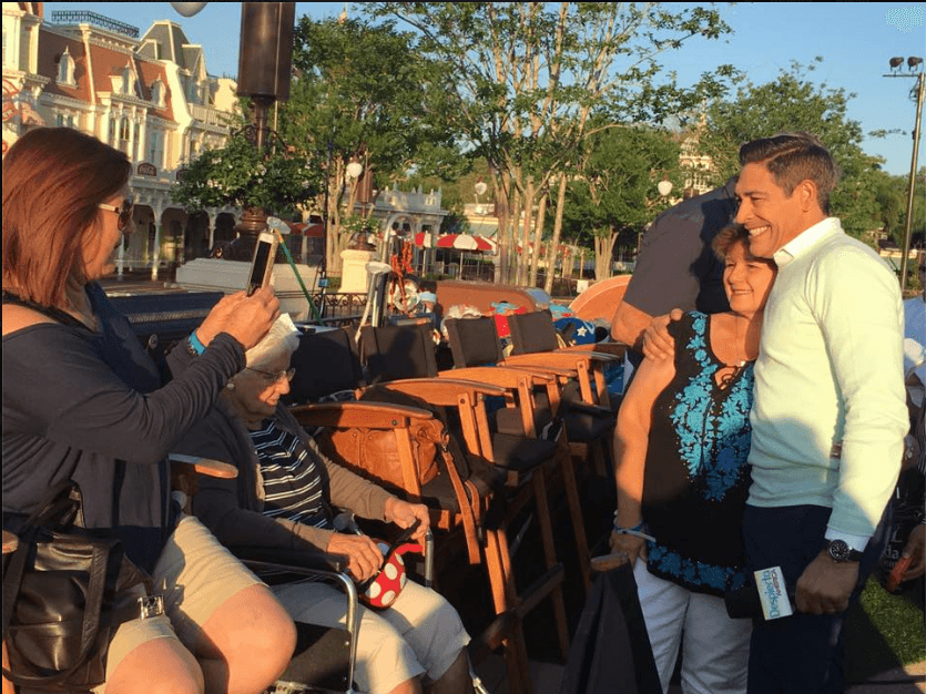 Mientras estabamos en comerciales Johnny Lozada convive con la mami de William.