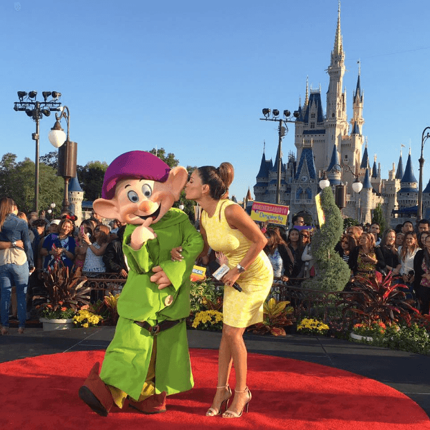 Karla le robó un besito a tontín