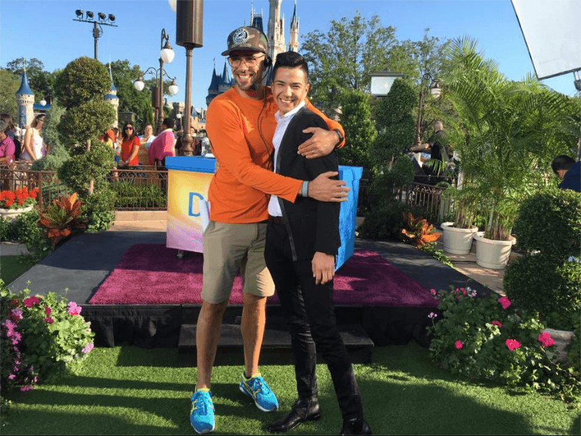 Regalando abrazos llegó Luis Coronel a nuestro set.