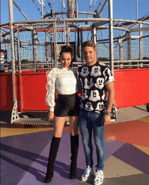 ¿Emocionado? Sofia Carson ya estaba casi lista para cantar y William se derretía por pararse a su lado.