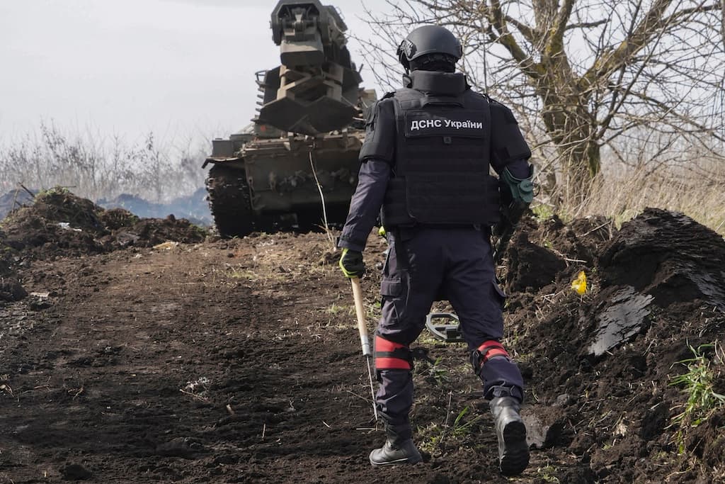 EEUU autoriza a Ucrania a usar minas para detener el avance ruso, irritando aún más a Putin