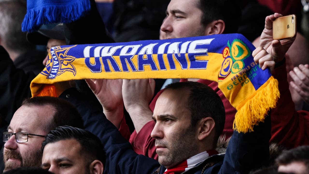 FIFA permite a jugadores de Ucrania fichar con otros clubes