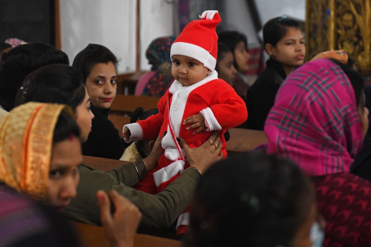 Un niño disfrazado como Santa durante una misa en Amritsar, Paquistán.