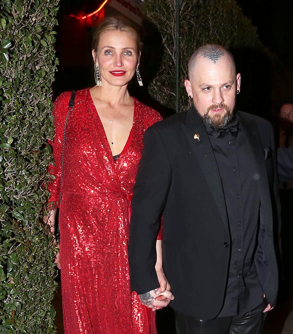 En cambio, Cameron Diaz sigue viviendo su historia de amor con el rockero Benji Madden, a quien conoció en en mayo del 2014 y con quien se comprometió para diciembre de ese mismo año.