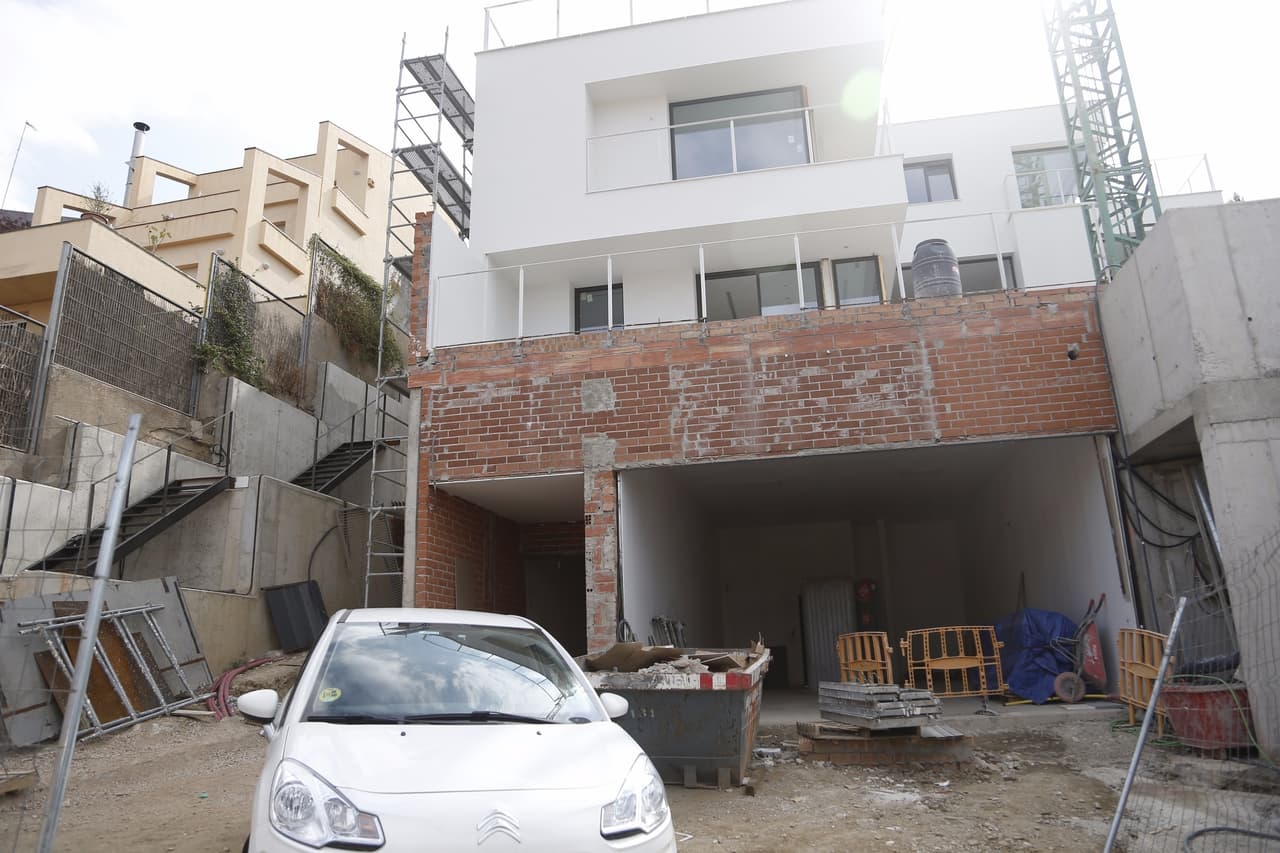 La construcción tiene contempladas cuatro plantas de 100 metros cuadrados cada una, más un garage, dos terrazas y un jardín que permitirá la conexión con su actual hogar.