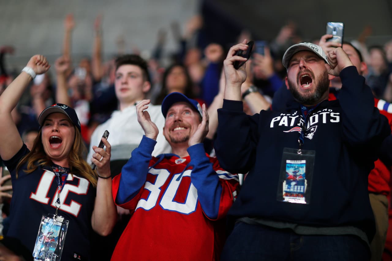 Los aficionados desde las gradas en efervescente festejo tras la consecución de un título más de su equipo.