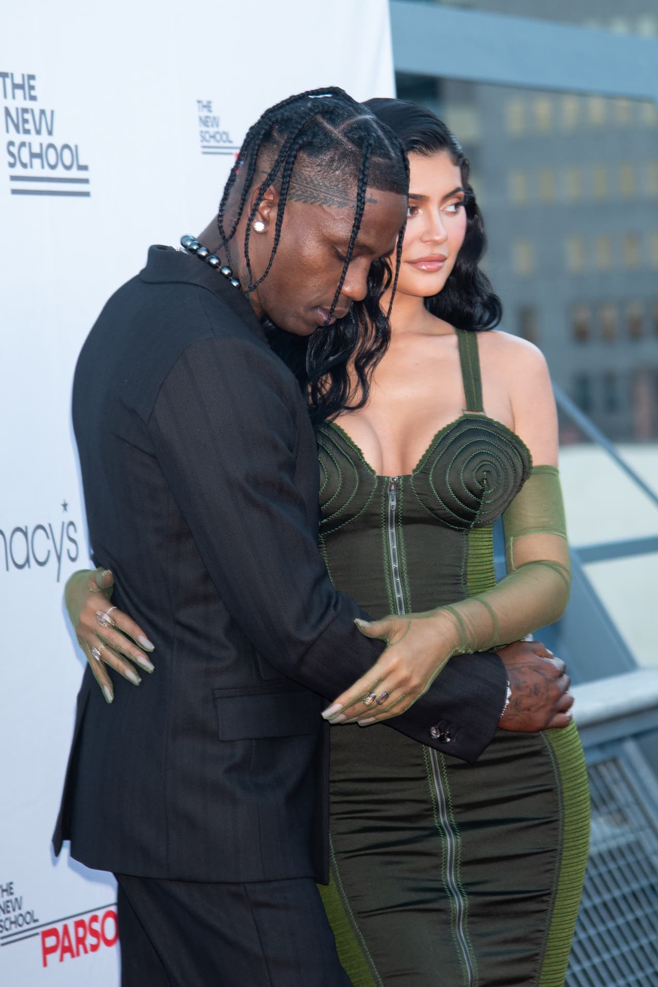 Pero parece que todo cambió, pues la noche del martes 15 de junio 
<b><a href="https://www.univision.com/famosos/kylie-jenner-y-travis-scott-juntos-relacion-abierta">sorprendieron al aparecer juntos</a></b>, y con Stormi, por la alfombra roja del evento benéfico Parsons Benefit, en la ciudad de Nueva York.