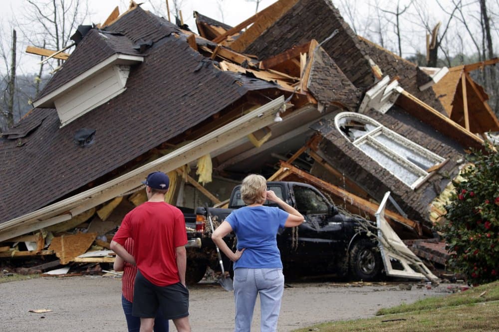 Extensas zonas del condado Shelby, cerca de Birmingham, registraron severos daños por el impacto de los tornados. Los residentes de la comunidad de Eagle Point inspeccionan los daños en las casas y vehículos.