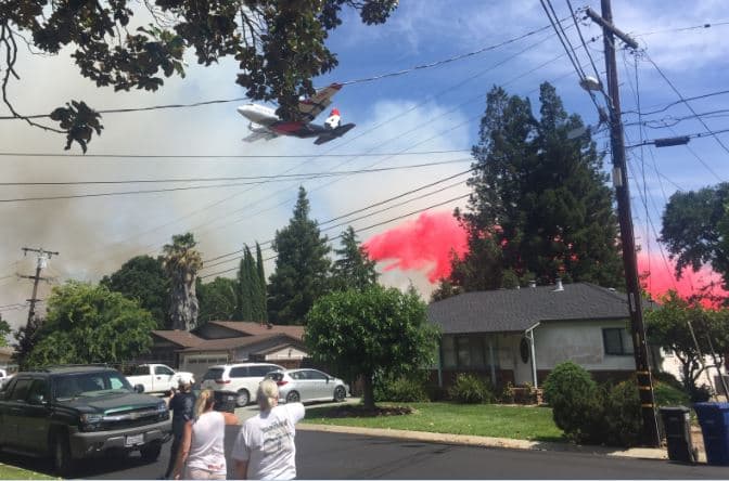 Bomberos frenan la propagación de un incendio que ardía cerca de varias viviendas en Concord 