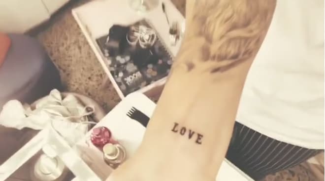 "Este también me lo hice hoy, es 'Love', amor, palabra más importante del vocabulario".
<br>