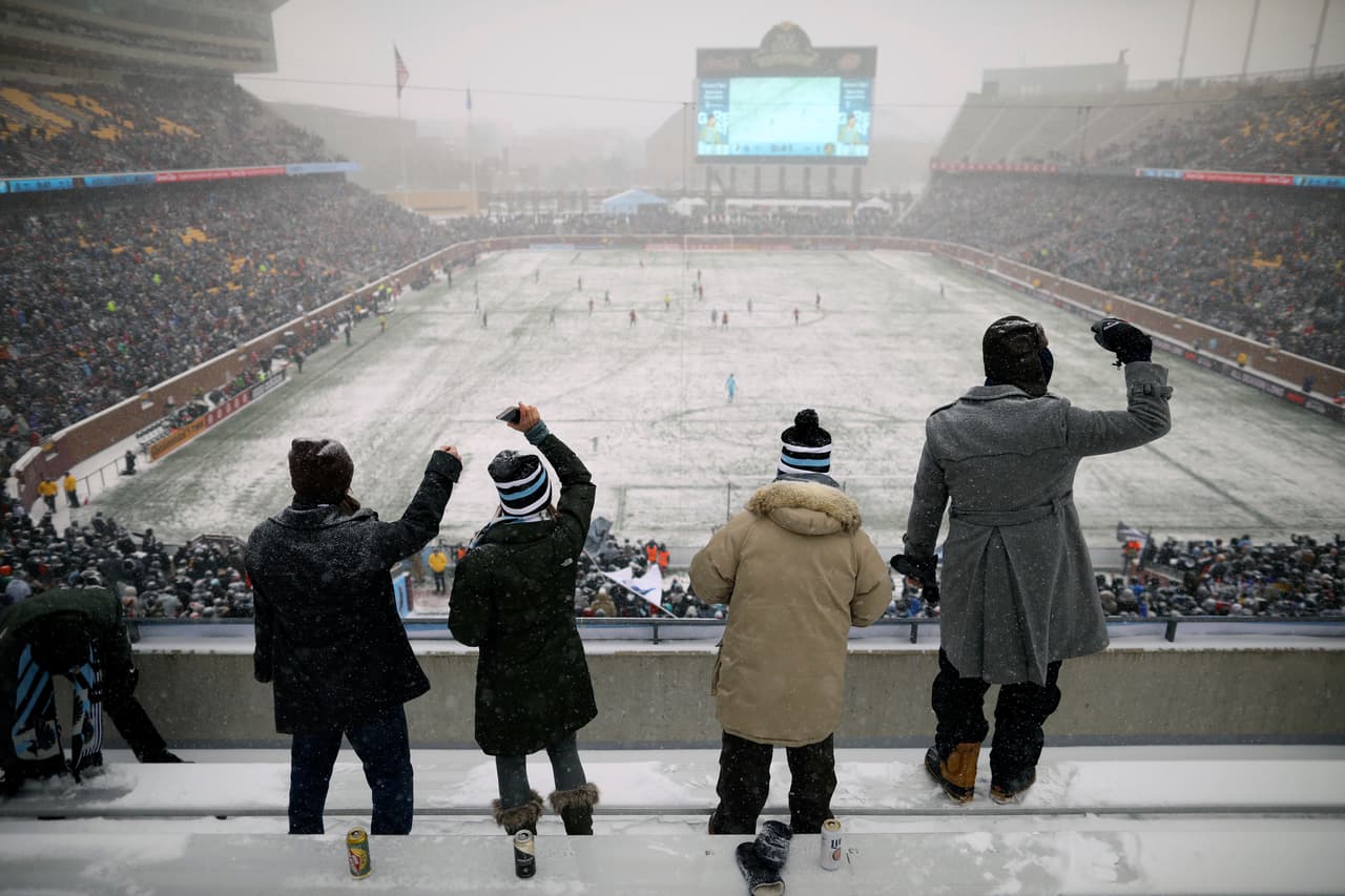 En la tribuna los aficionados de los 'Loons' no se dejaron espantar por la fuerte nevada, y el frío inclemente, gozandop cada minuto del partido y alentando sin parar.