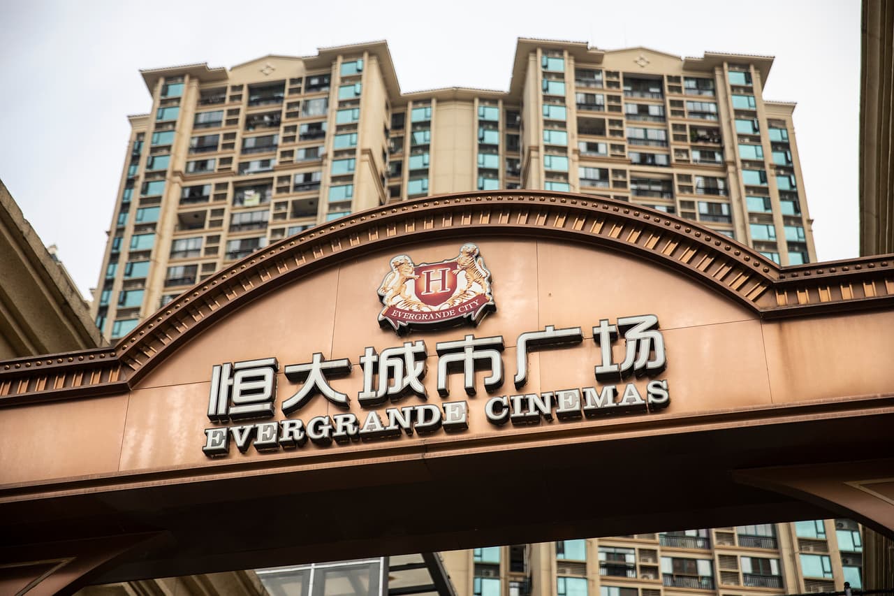 Una de las entradas a ‘Evergrande City’, en la ciudad de Wuhan. Un 
<a href="https://www.forbes.com.mx/mundo-china-tiene-margen-para-actuar-si-la-crisis-de-evergrande-se-agrava-fmi/"><u>informe del Fondo Monetario Internacional (FMI)</u></a> indica que parte de la deuda de esta compañía se acumuló mediante “canales opacos y difíciles de cuantificar”.