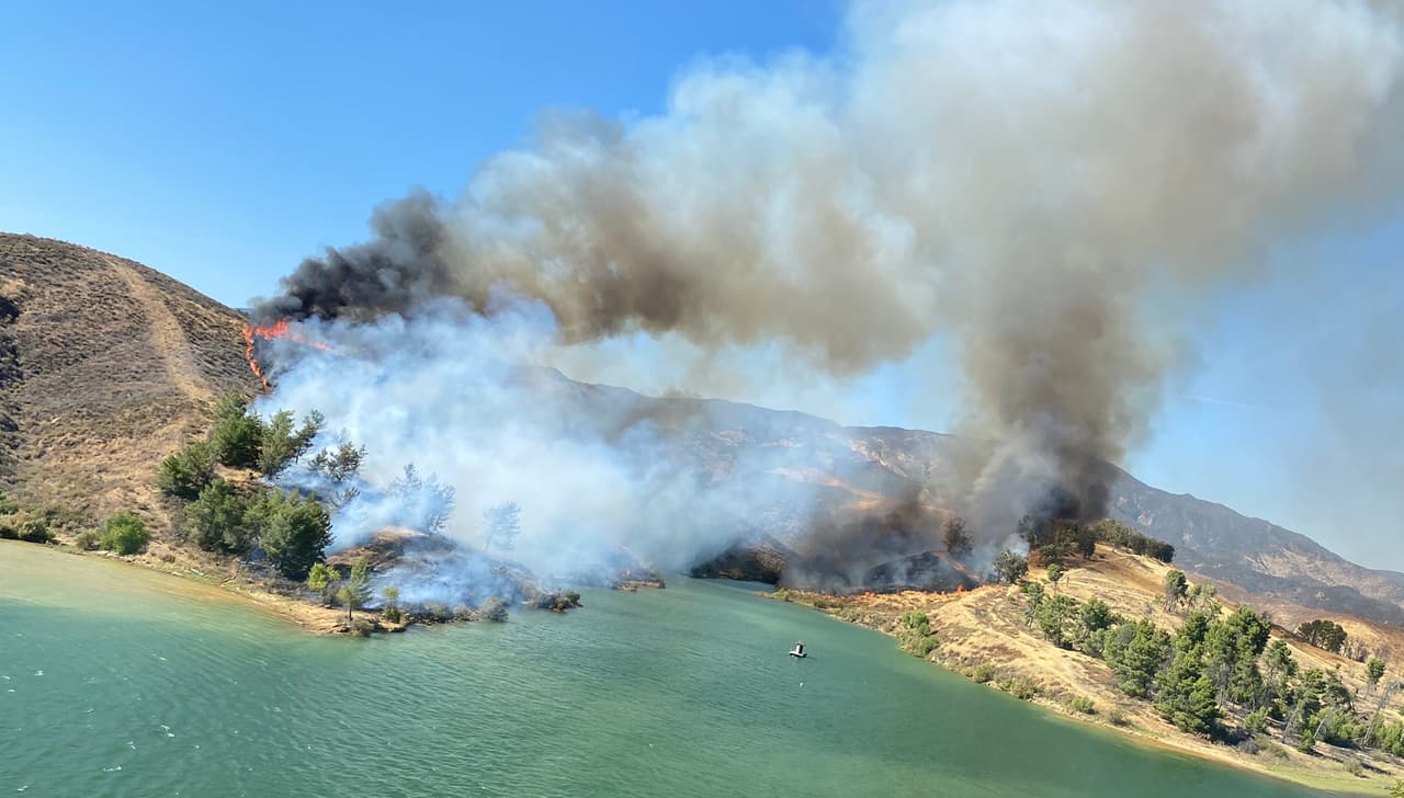 Esta es una toma del incendio Lake, uno de los más destructivos de la temporada, en el área de Castai al sur de California.