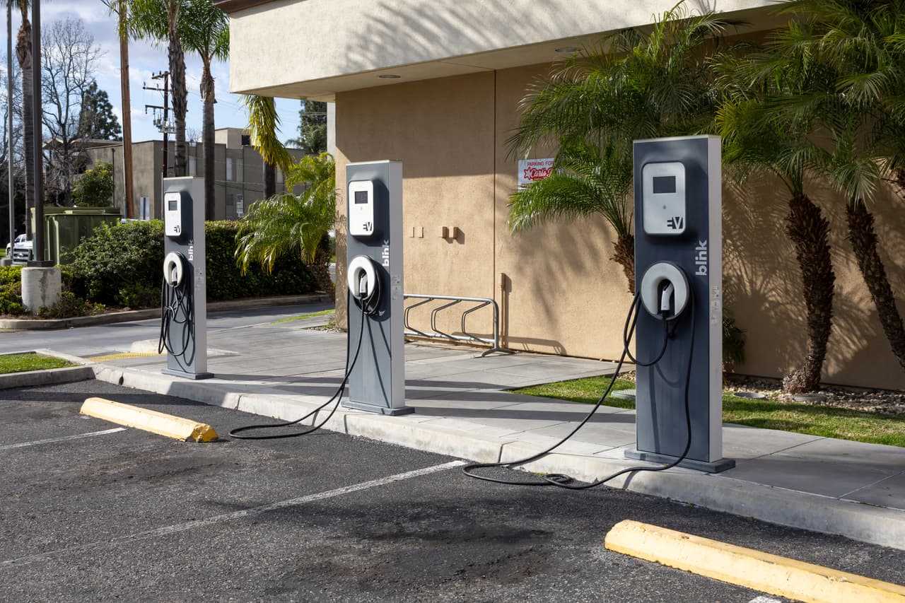 <h3 class="cms-H3-H3"><b>A favor: hay más estaciones de carga por todo el país</b></h3>
<br>
<br>Según un reciente estudio realizado por PluShare Research, entre 2011 y 2019 se instalaron un total de 13,296 puntos de carga en Estados Unidos, pero solo en 2020 la cantidad de cargadores añadidos superó las 6,500 unidades, una señal muy clara de que el ritmo de instalación ha aumentado en los últimos meses. La adición de estos cargadores ayuda a aliviar la “ansiedad de carga”, que es lo que sienten los conductores cuando ven que el vehículo se está quedando sin carga y no tienen un cargador disponible en el área.