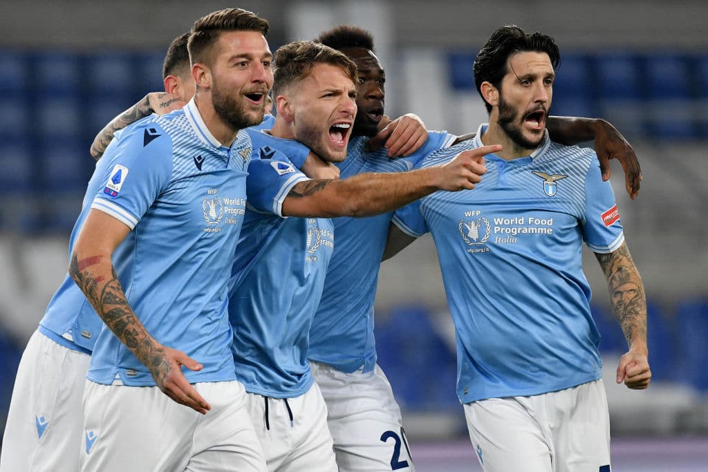 Lazio, como local, se impuso al Napoli de Genaro Gatusso 2-0. Los goles corrieron a cargo de Ciro Immobile y Luis Alberto Romero. El mexicano Hirving Lozano dejó el campo lesionado del tobillo, durante la J13 de la Serie A.