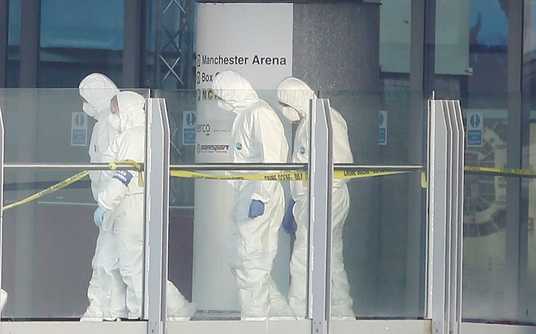 Forenses recogen evidencias en el Manchester Arena