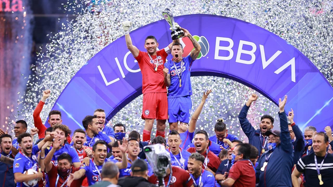 Comisario que tuvo altercado con Jesús Corona se tomó foto con el trofeo