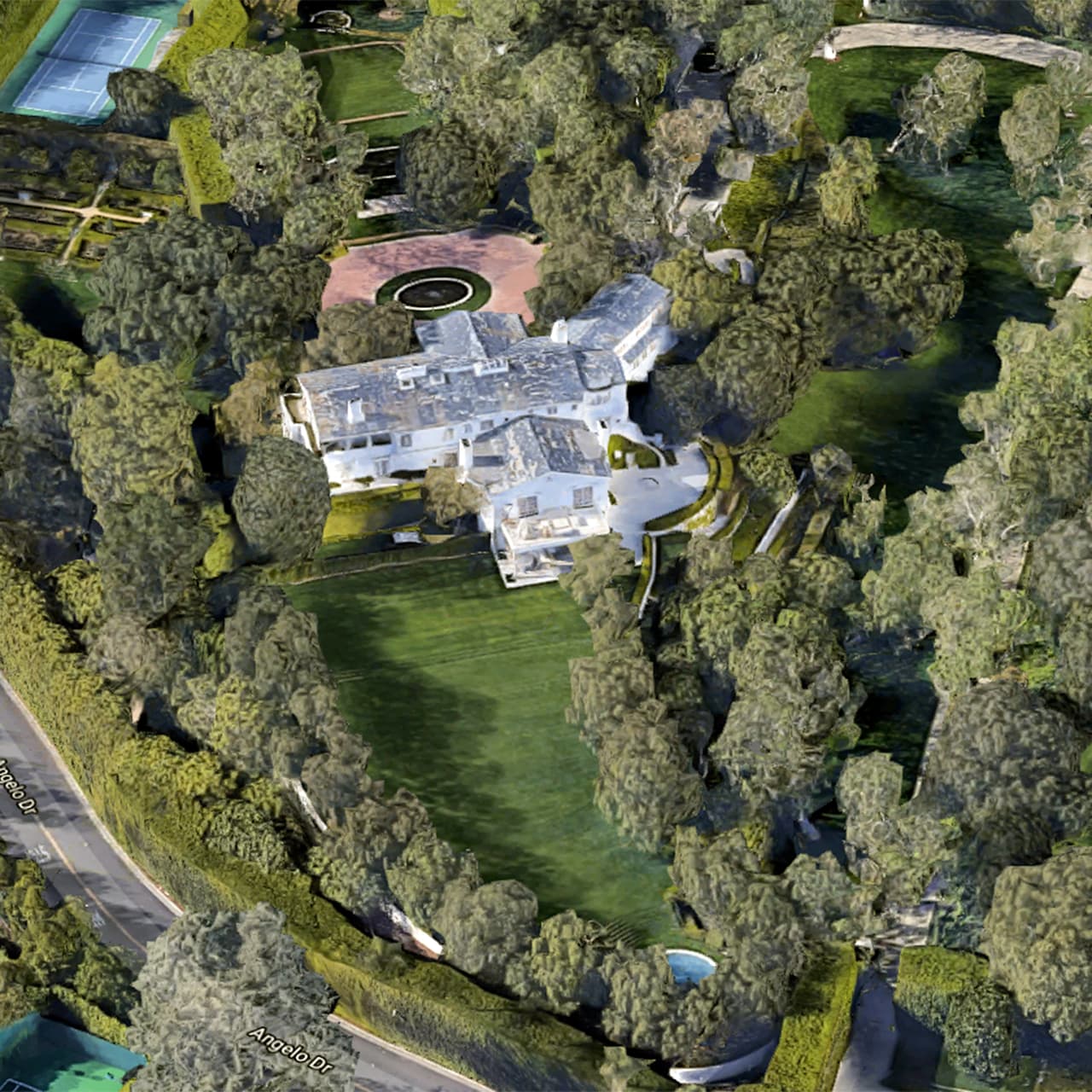 La mansión de Beverly Hills 
<a href="https://www.univision.com/noticias/dinero/nuevos-refugios-de-multimillonarios-las-propiedades-mas-caras-vendidas-en-el-ultimo-ano-en-eeuu-fotos-fotos">no es la única propiedad millonaria que ha adquirido Bezos en los últimos días</a>, pues según 
<i>The Wall Street Journal</i> su compañía personal -Bezos Expeditions- pagó 90 millones de dólares por unas tierras que eran propiedad del cofundador de Microsoft, Paul Allen.