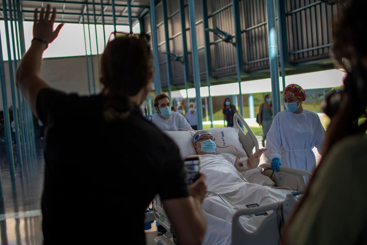 Para España el viaje a la playa fue una buena señal. “Veamos si ahora me dejan tomar una cerveza en la cafetería del hospital”, bromeó antes de que lo llevaran de regreso a la unidad de cuidados intensivos.