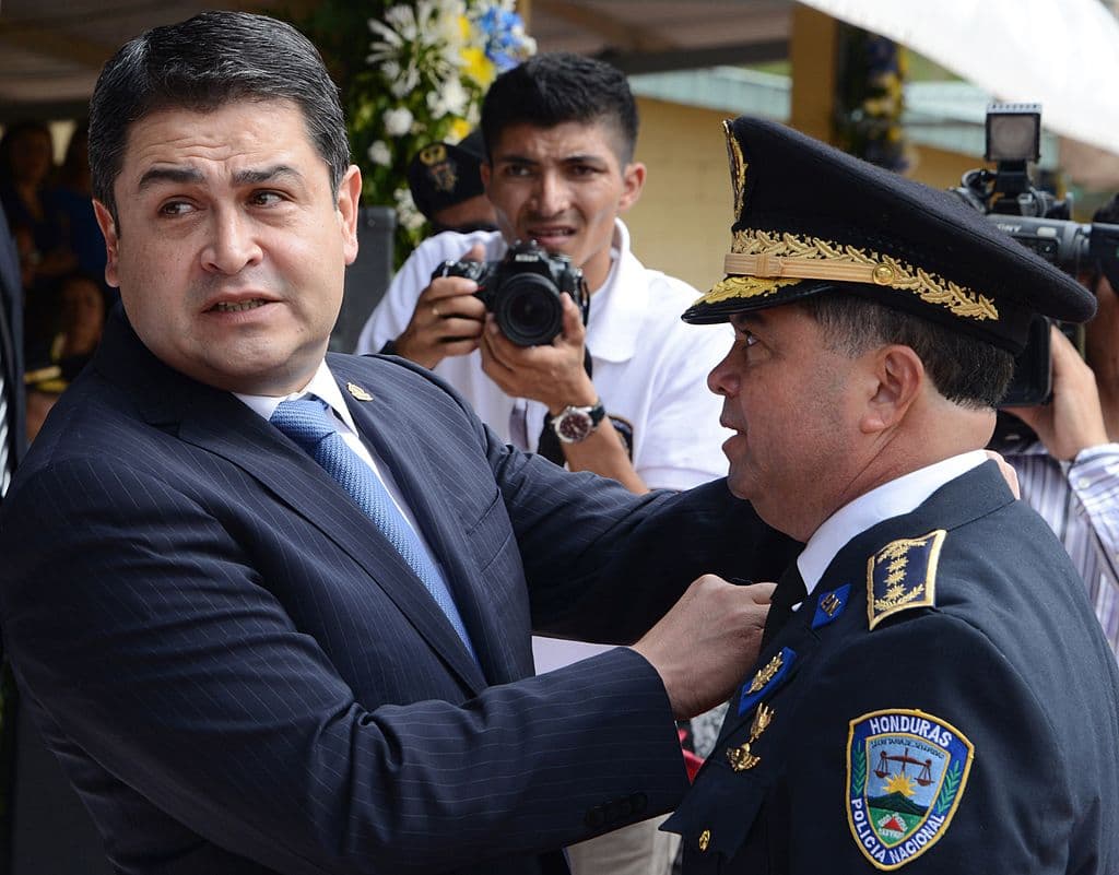 Honduran President Juan Orlando Hernandez (L) decorates National Police Director Ramon Sabillon in Tegucigalpa during the National Police Day on June 09, 2014.