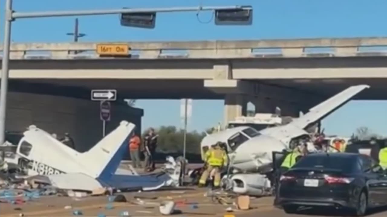 El momento en que una avioneta se estrella en Texas y se parte en dos: el piloto murió