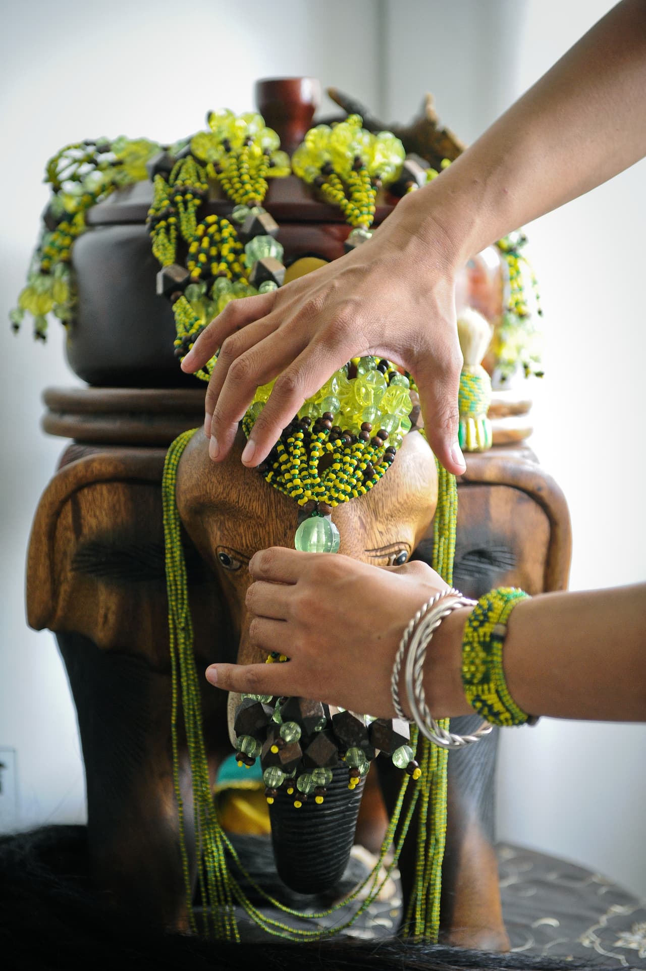 <b>CHANGÓ - Del 24 de julio al 23 de agosto</b>
<br>Uno de los orishás más poderoso, simboliza el fuego. Relacionado con todo lo incendiario, hogueras, volcanes, hasta los truenos y el clamor de la guerra. Son personas muy fuertes y apasionados con gran determinación, pero también sin importar a quién derriben, por lo que pueden pecar de tiranos, frívolos, irrespetuosos y prepotentes.