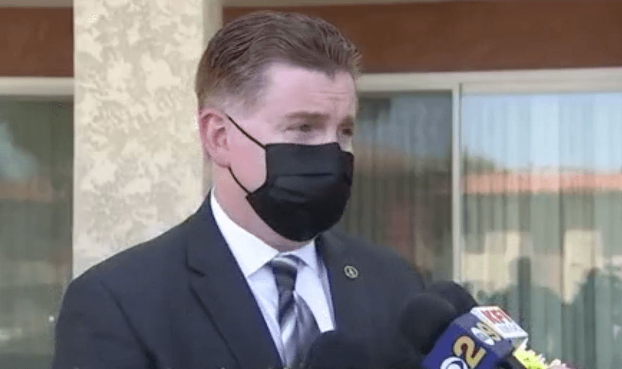 Las autoridades alegan que después del homicidio, Carrillo huyó de su apartamento, estrelló su vehículo cerca de Bakersfield y secuestró a un buen samaritano que había tratado de ayudarla y conducía un Toyota Tacoma. También intentó secuestrar una camioneta Ford 150, según una denuncia penal presentada en la Corte Superior del Condado de Kern.