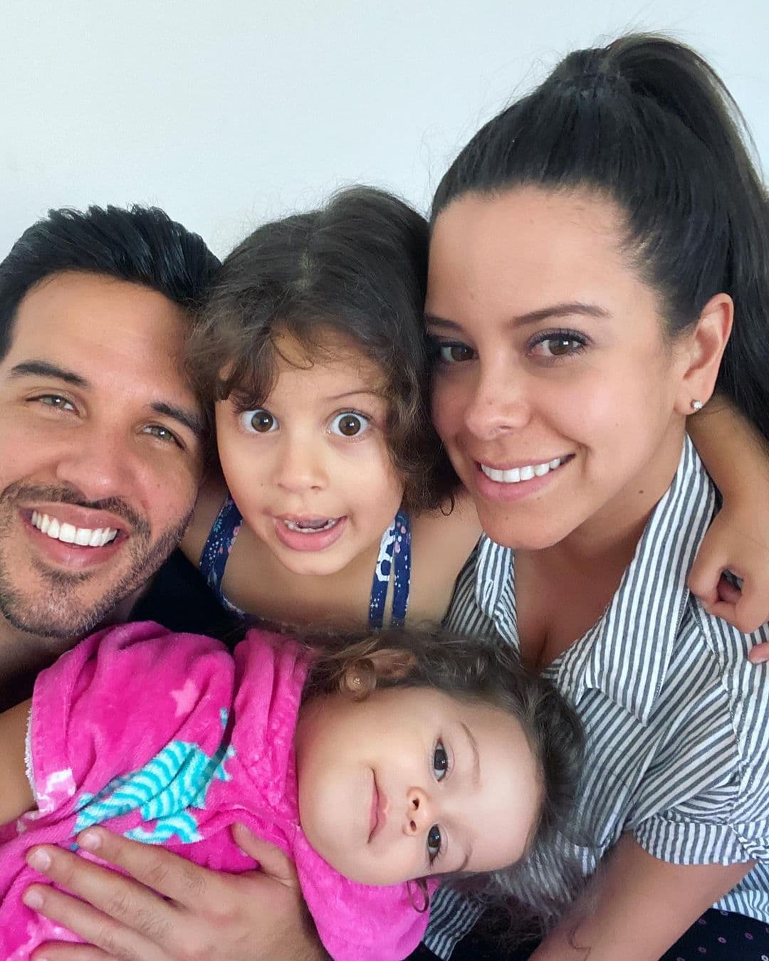 Nuestro conductor originario de Venezuela y su esposa de raíces colombianas se derriten de amor con sus pequeñas hijas Anabella y Silvana.