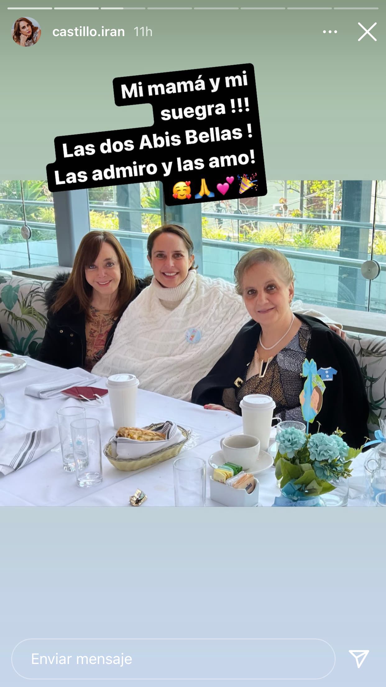 Entre las asistentes estuvo su suegra y su mamá, Martha Alicia Pinzon, a quien le dedicó unas palabras: "Gracias mami hermosa por siempre estar". 
<br>